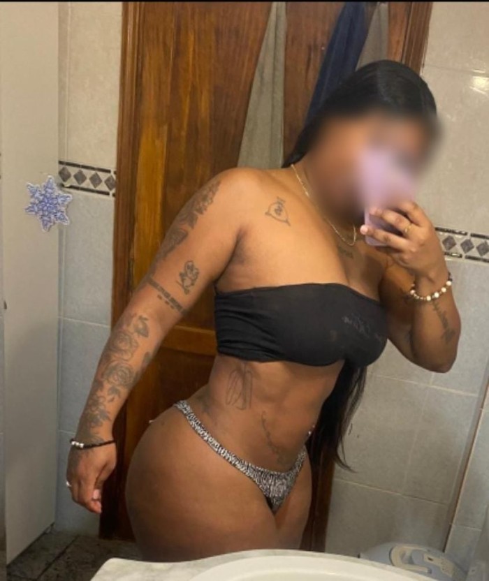 EN LAS HUESAS MORENAZA FIESTERA CON GANAS DE SEXO