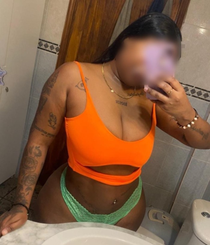 EN LAS HUESAS MORENAZA FIESTERA CON GANAS DE SEXO