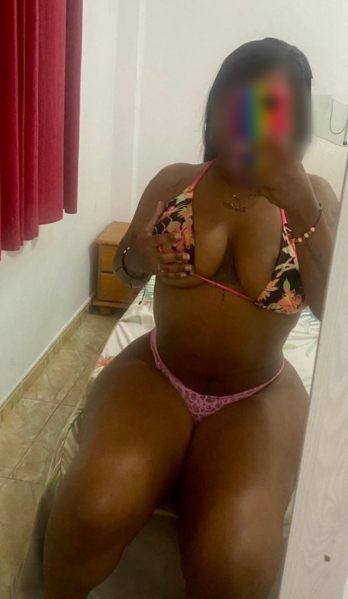 EN LAS HUESAS MORENAZA FIESTERA CON GANAS DE SEXO