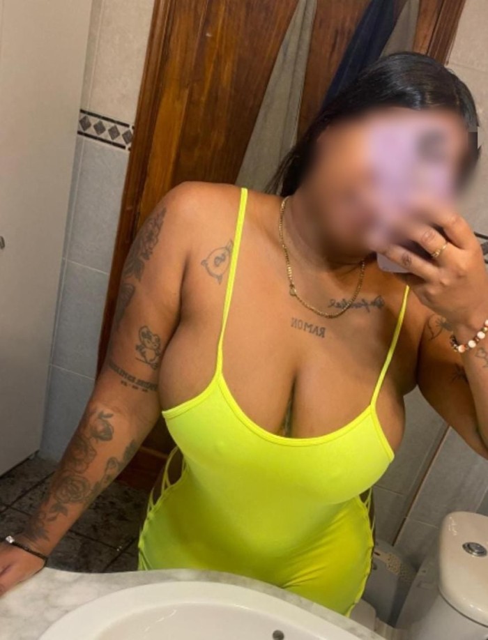 EN LAS HUESAS MORENAZA FIESTERA CON GANAS DE SEXO