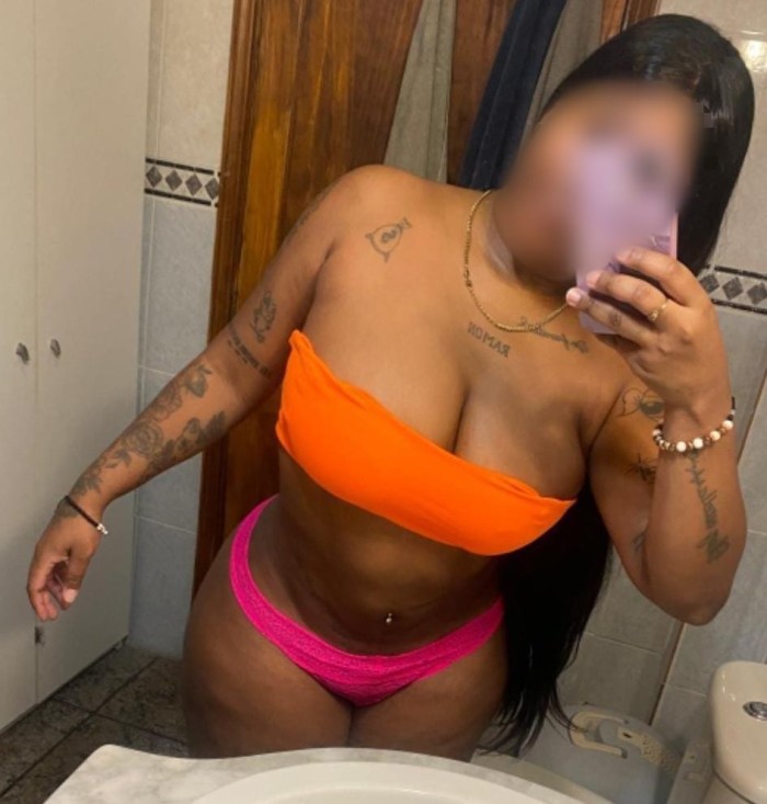 EN LAS HUESAS MORENAZA FIESTERA CON GANAS DE SEXO