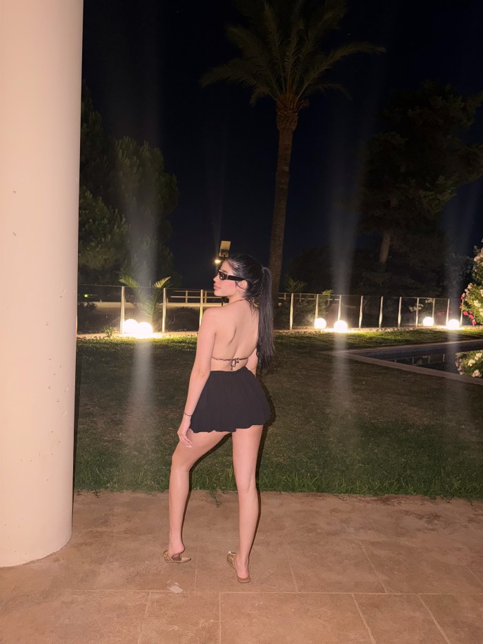 Chica, hermosa, delgada de piel blanca muy sexy