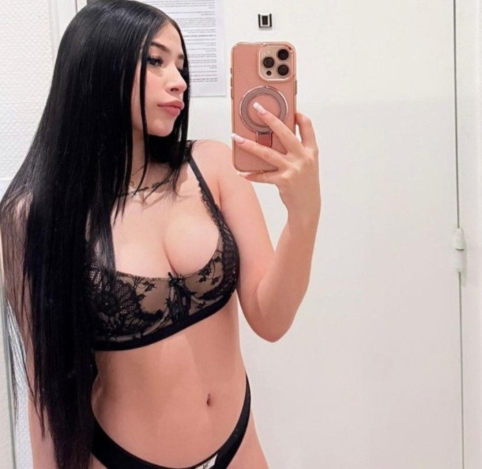 Chica, hermosa, delgada de piel blanca muy sexy