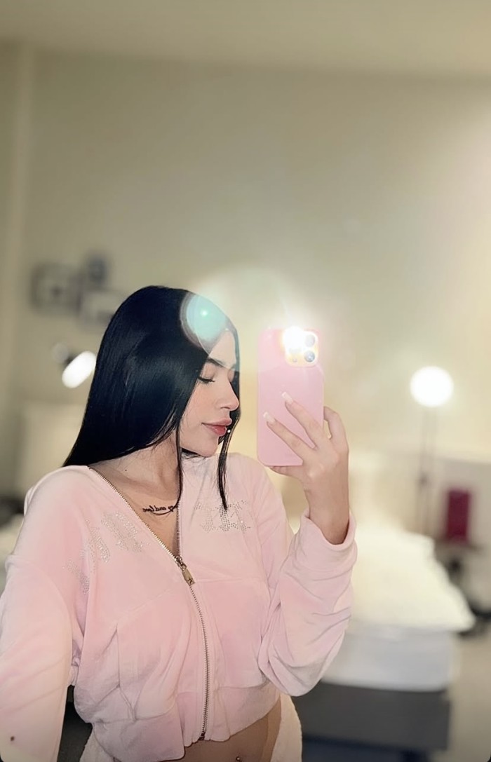 Chica, hermosa, delgada de piel blanca muy sexy