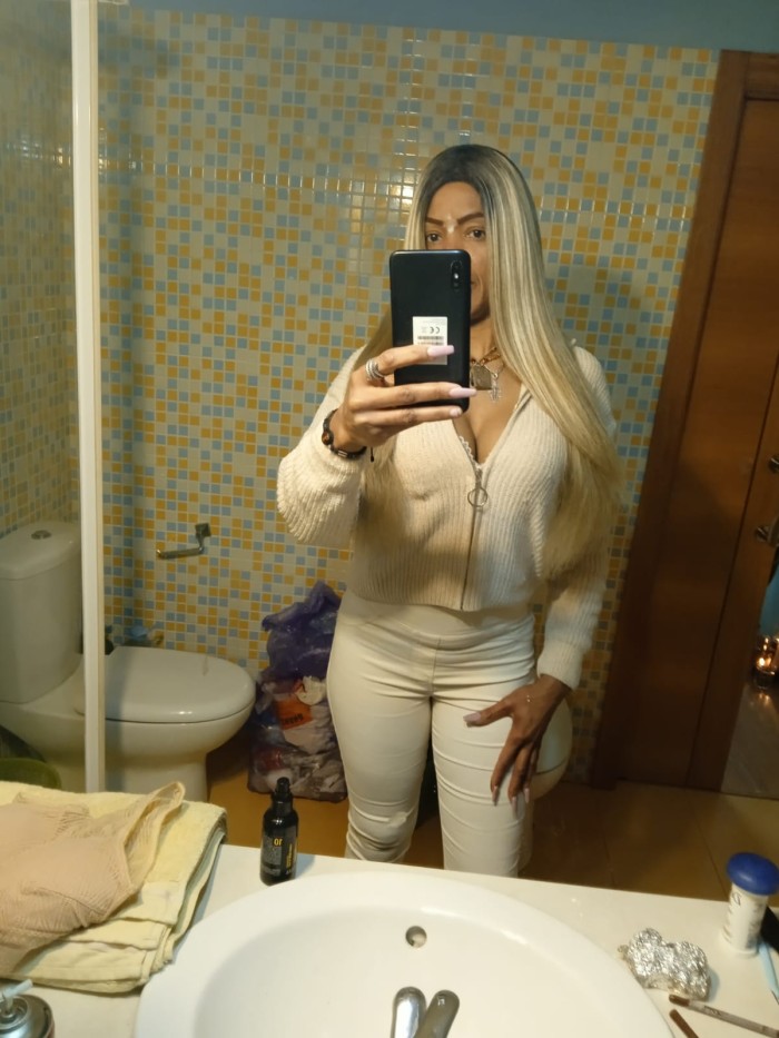 Latina fiestera cachonda pechugona  francés experta
