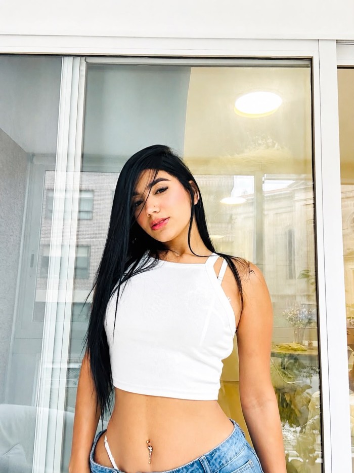 SERE TU ADICCION ENCANTADORA MUJER EXÓTICA