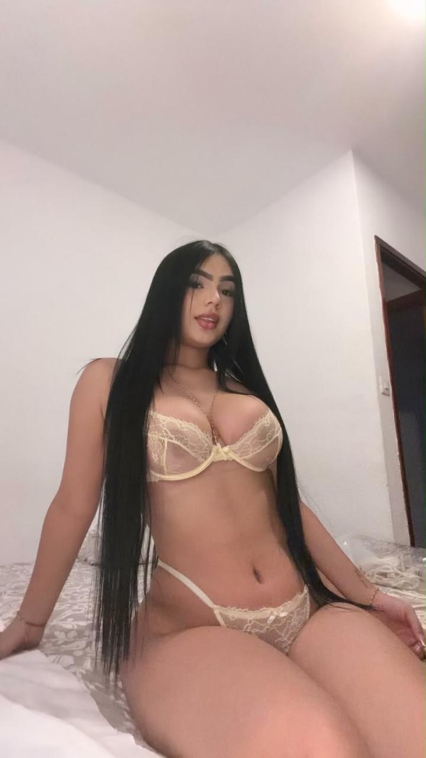 Karina encantadora modelo muy caliente y cachonda