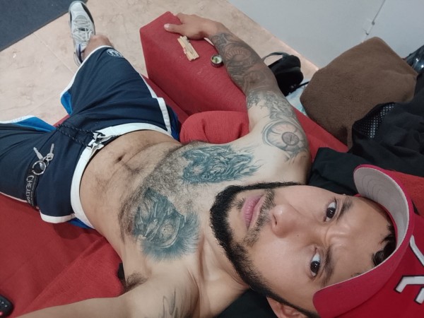 Soy colombiano solo domicilio atractivo polla