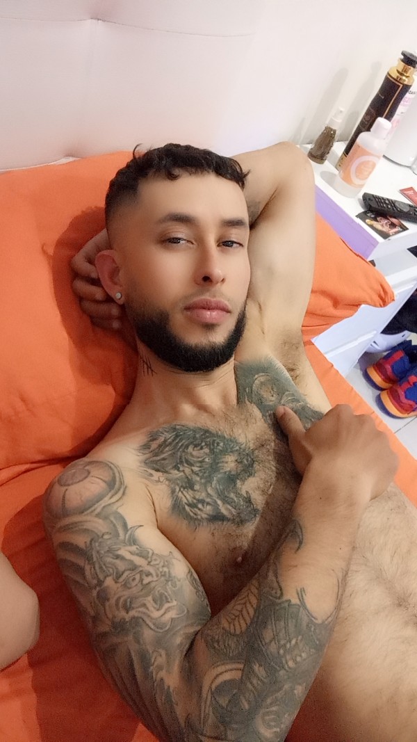 Soy colombiano  solo domicilio atractivo polla