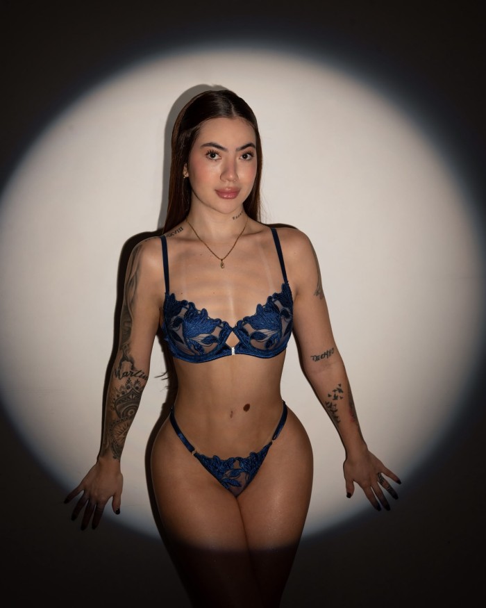 Divina elegante y sexy colombiana