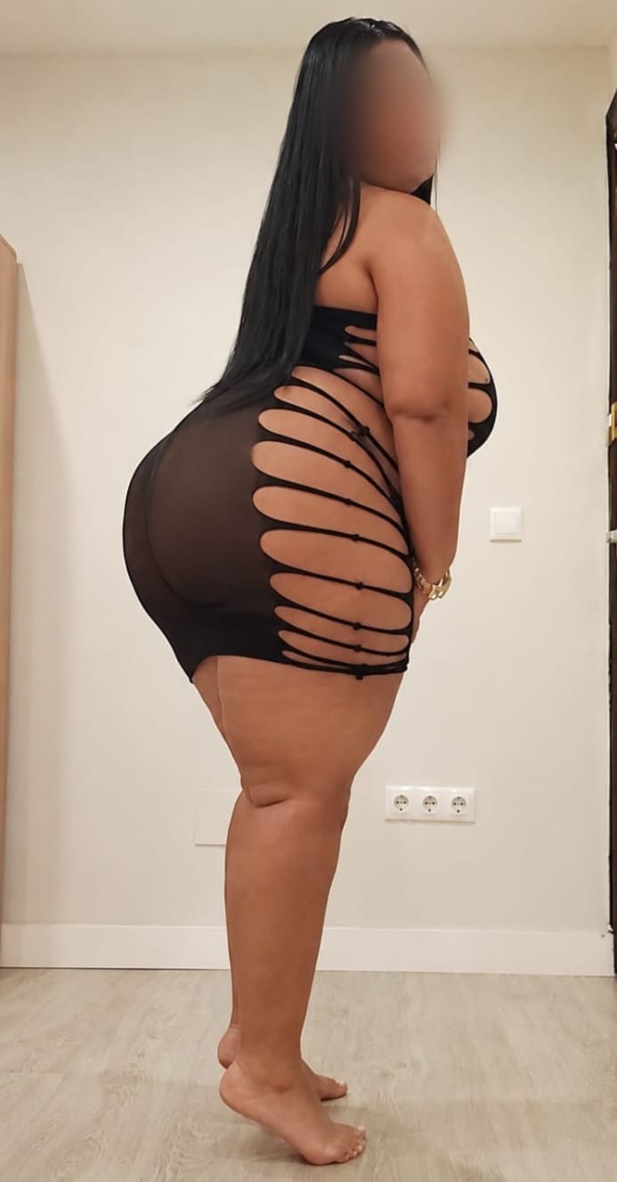 Súper fiestera curvy en la calzada