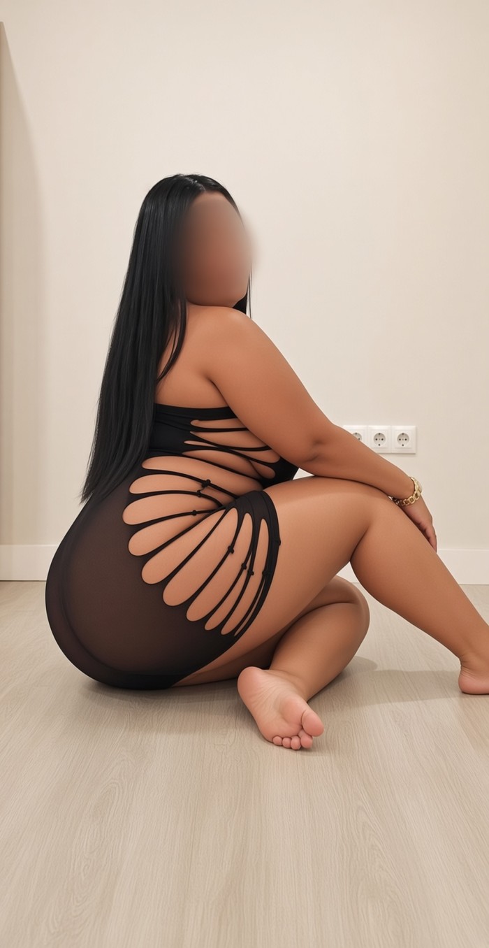 Súper fiestera curvy en la calzada