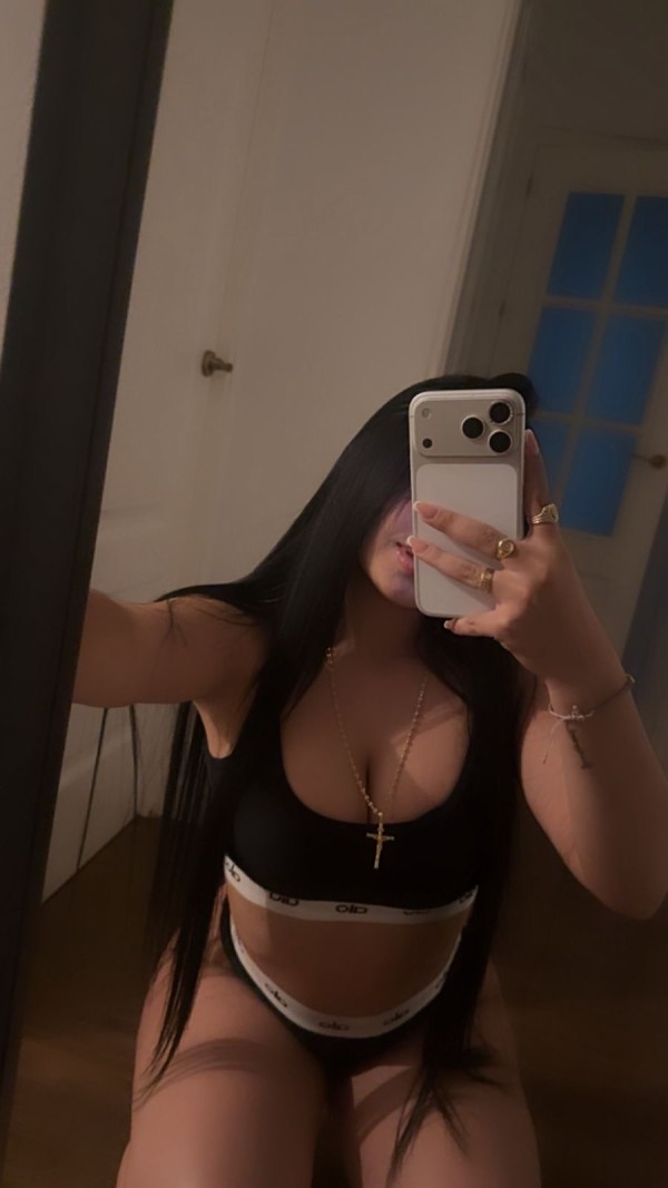 Karina encantadora modelo muy caliente y cachonda