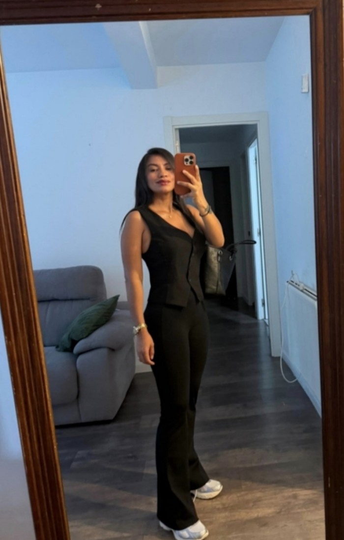 SARA CHICA ENCANTADORA FIESTERA Y SEXI