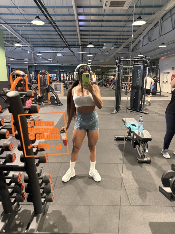 Morenita delgada con cuerpo fitness fiestera.