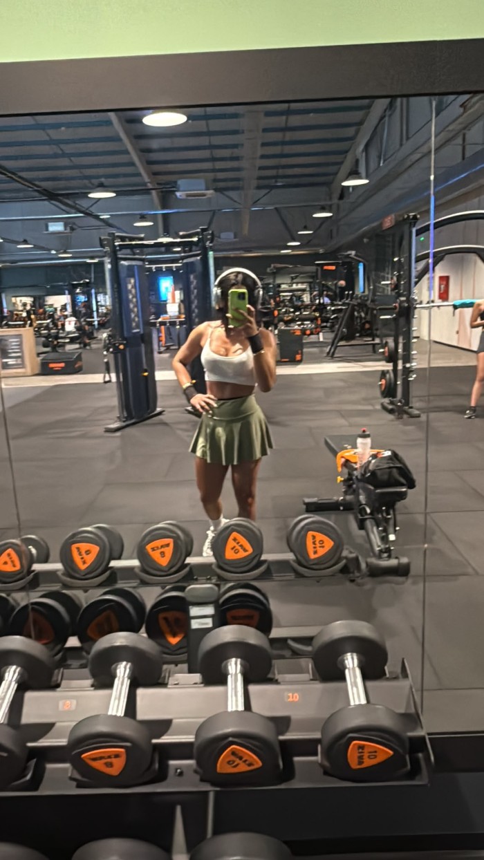 Morenita delgada con cuerpo fitness fiestera.