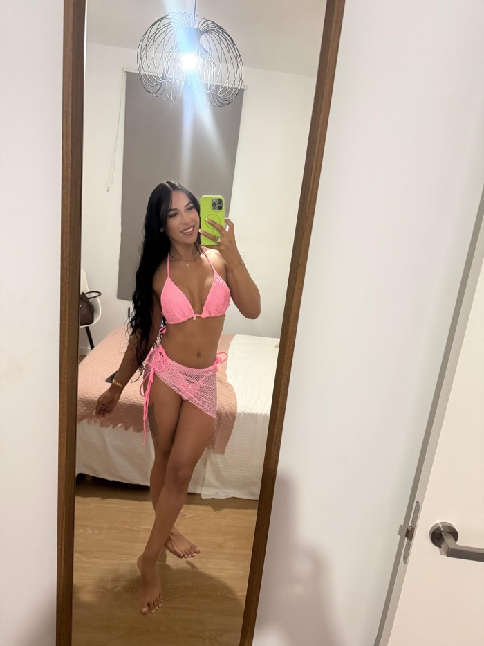 Morenita delgada con cuerpo fitness fiestera.