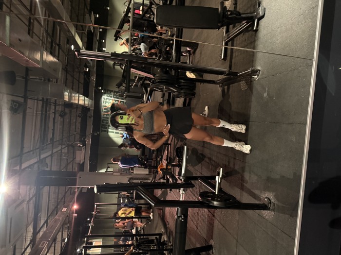 Morenita delgada con cuerpo fitness fiestera.
