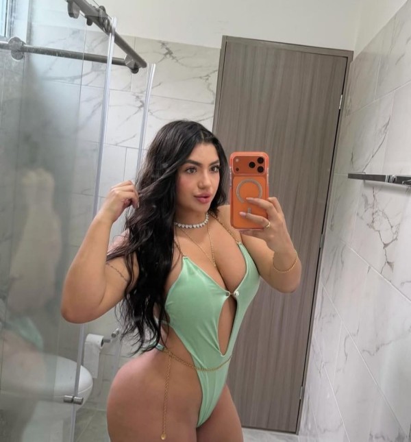 Jovencita latina sexy y muy caliente quiero polla!