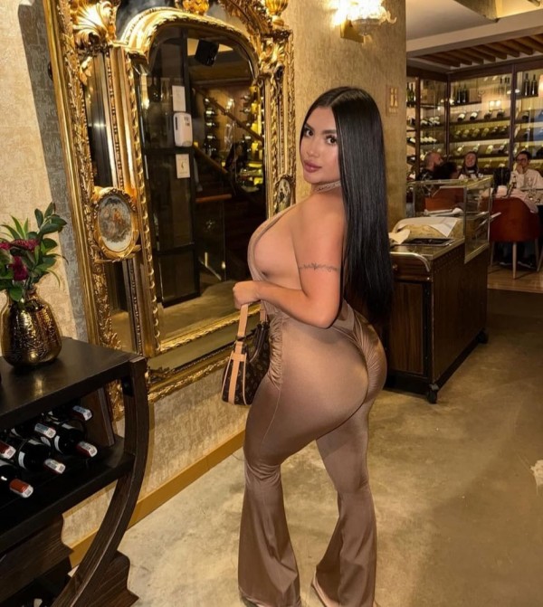 Jovencita latina sexy y muy caliente quiero polla!