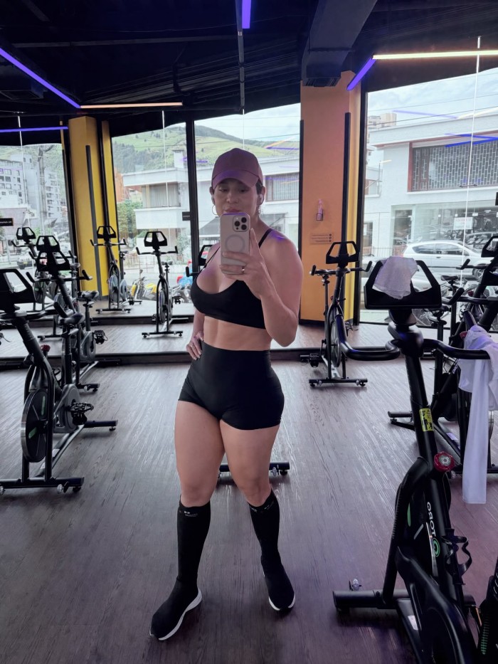 FIESTERA LUJURIOSA CHICA TRANS DISPUESTA A TODO