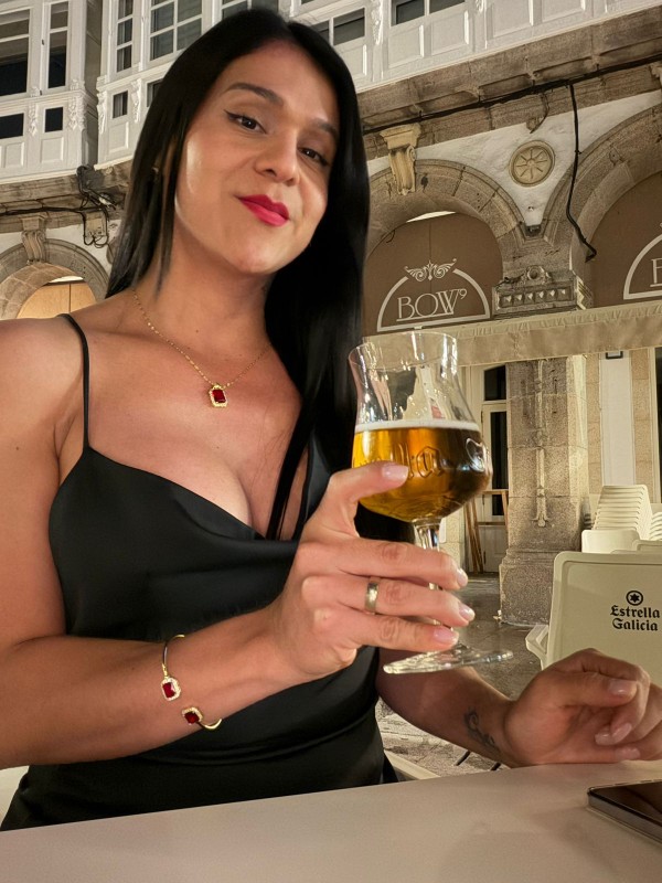FIESTERA LUJURIOSA CHICA TRANS DISPUESTA A TODO