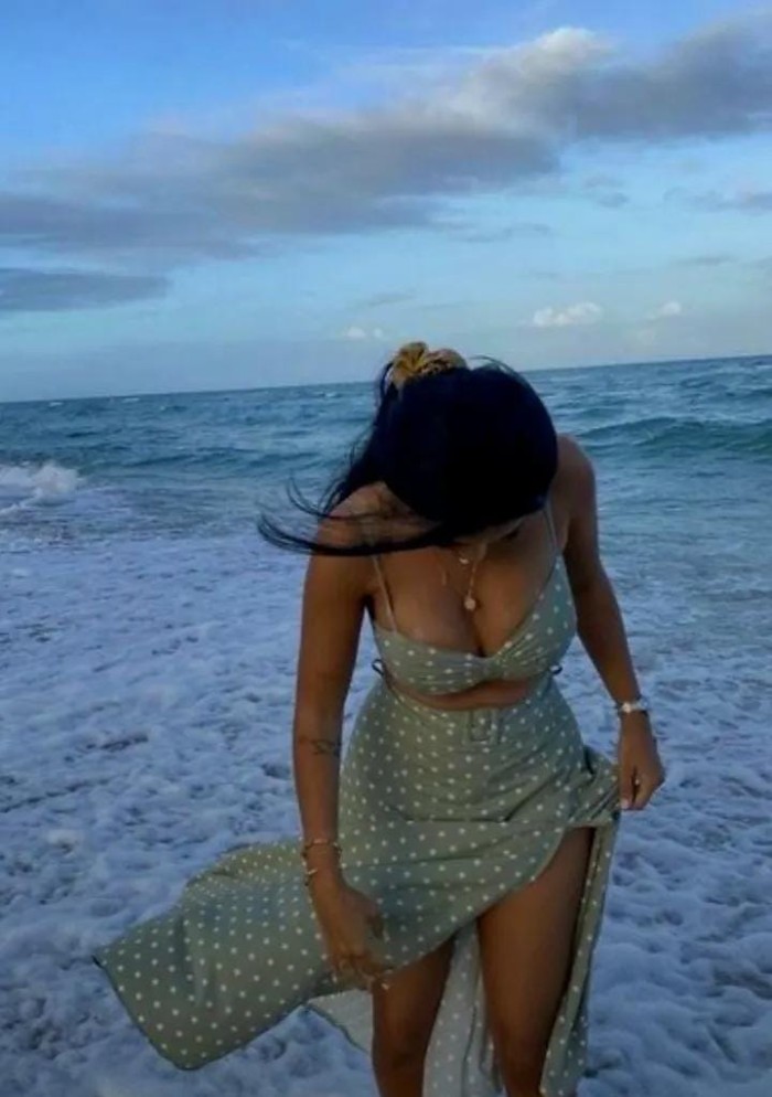 EN SITGES MUJER COMPLACIENTE A TUS CAPRICHOS