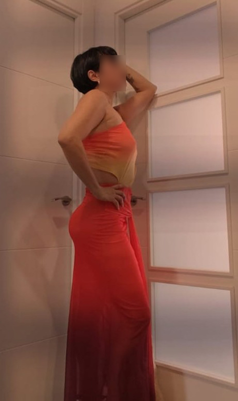 JULIA BILINGÜE,ELEGANTE Y SUPER HOT