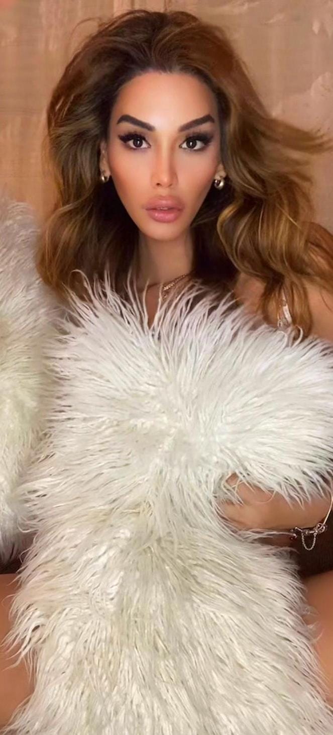 LUNA HERMOSA MUJER TRANSEXUAL CON SORPRESA