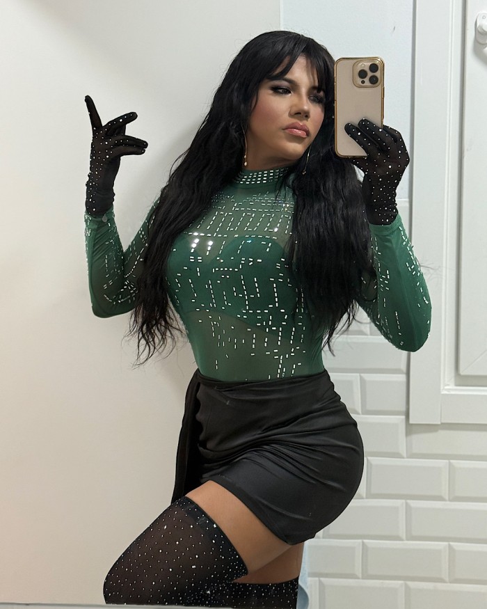 MULATA CALIENTE DOTADA 22CM FIESTERA 100%REAL
