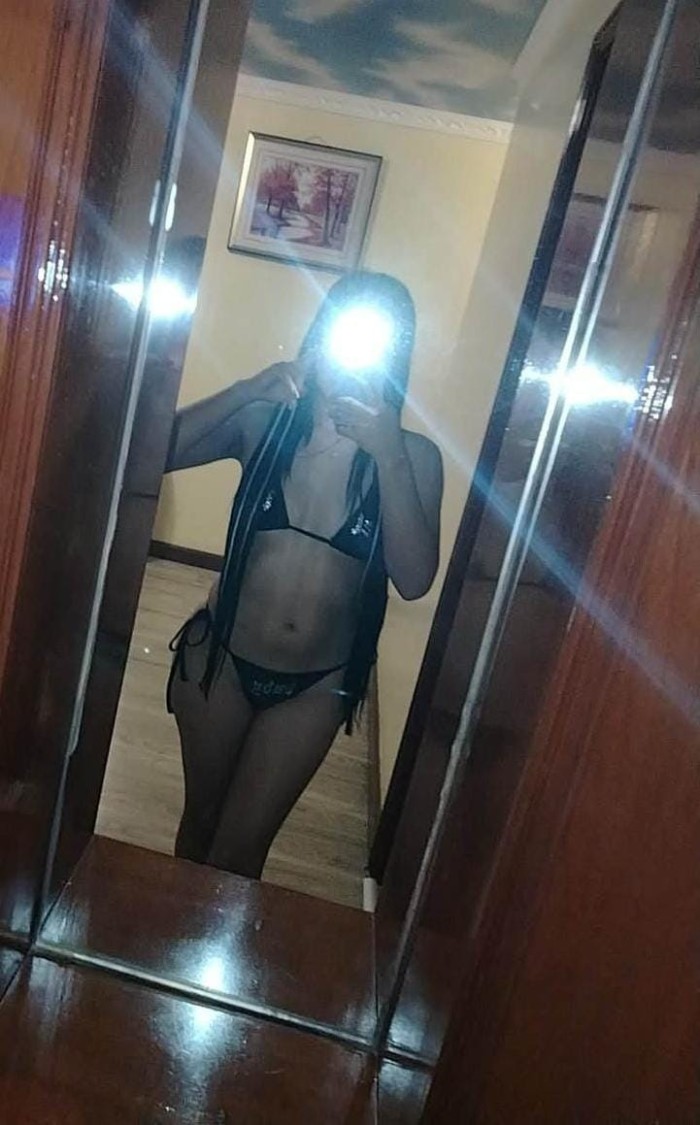 CACHONDITA ESPERANDOTE EN LA CAMITA MUY MOJADA