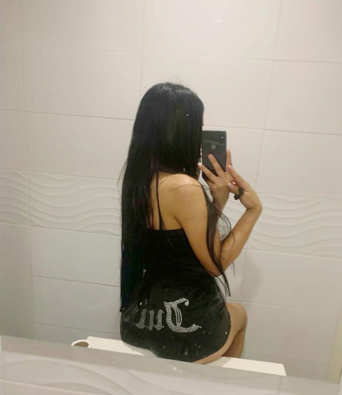 CACHONDITA ESPERANDOTE EN LA CAMITA MUY MOJADA