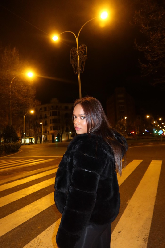 CHICA TRANS. REINA DEL FRANCÉS NATURAL Y ENSALIVAD