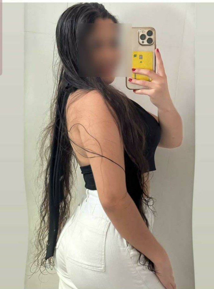 Ven a quitarme la ropa y disfruta de mi belleza desnuda