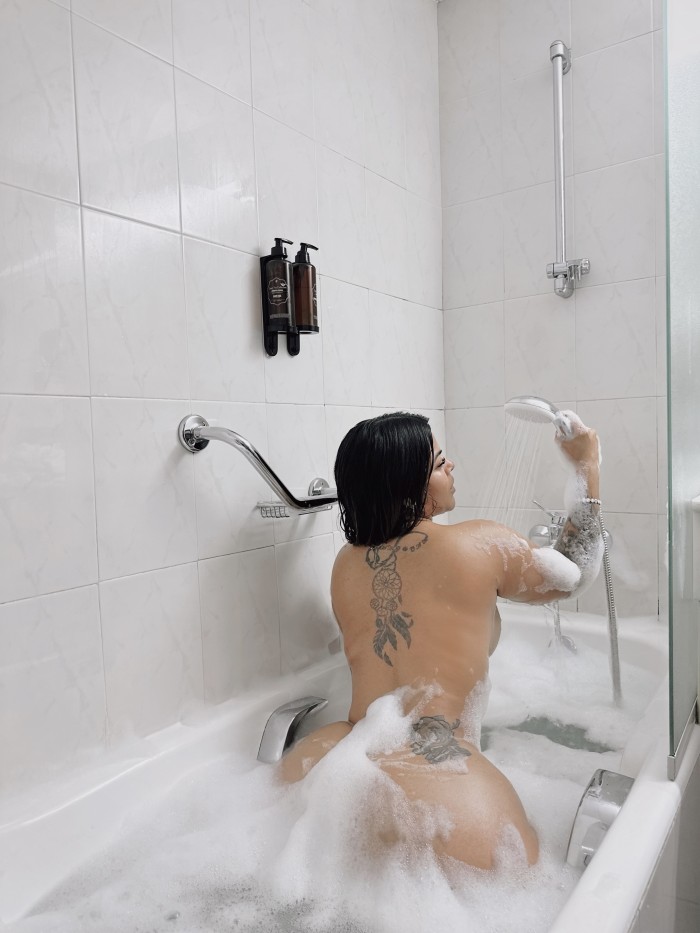 Un CULAZO top , una morena encantadora y seductora