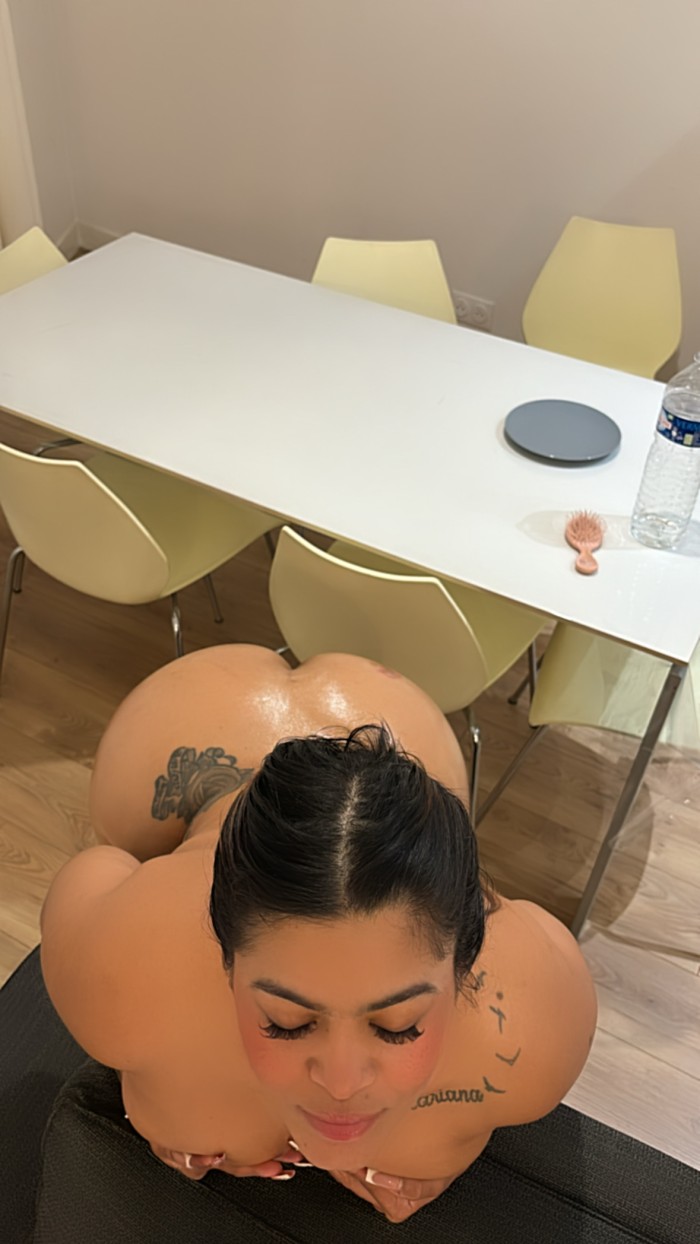 Un CULAZO top , una morena encantadora y seductora