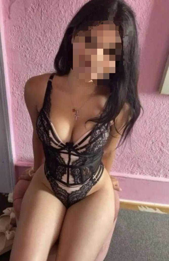 HERMOSA MORENITA CLARA. FLAQUITA Y JOVEN PRIMER DI