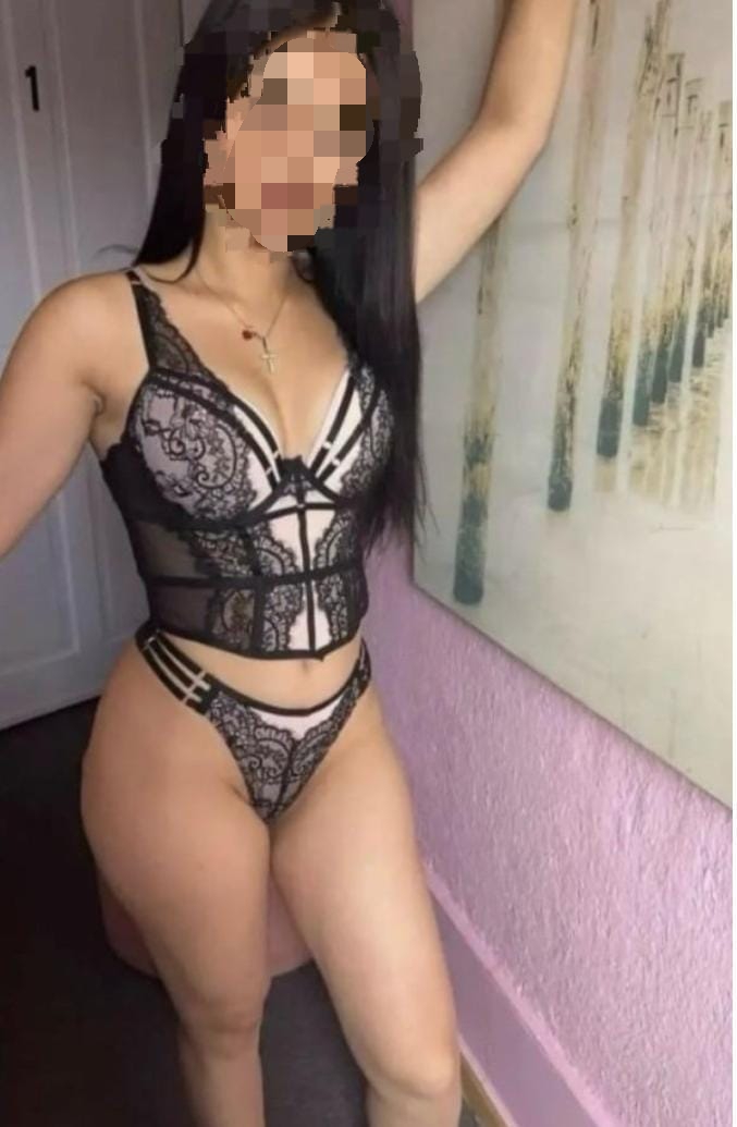 HERMOSA MORENITA CLARA. FLAQUITA Y JOVEN PRIMER DI