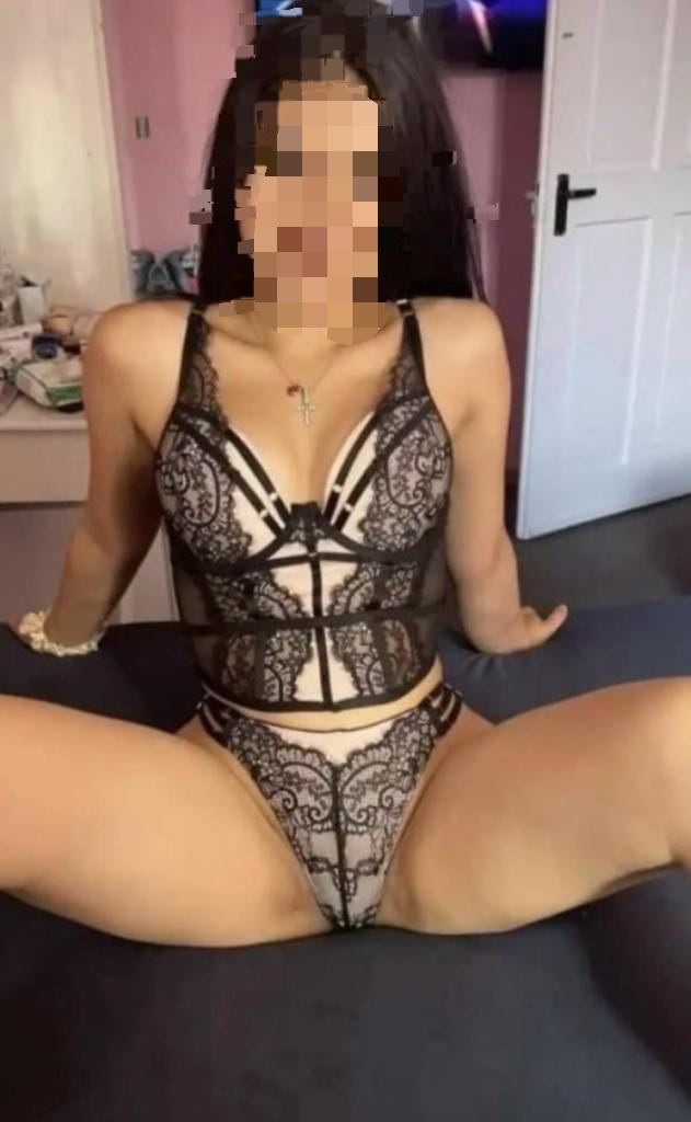 HERMOSA MORENITA CLARA. FLAQUITA Y JOVEN PRIMER DI