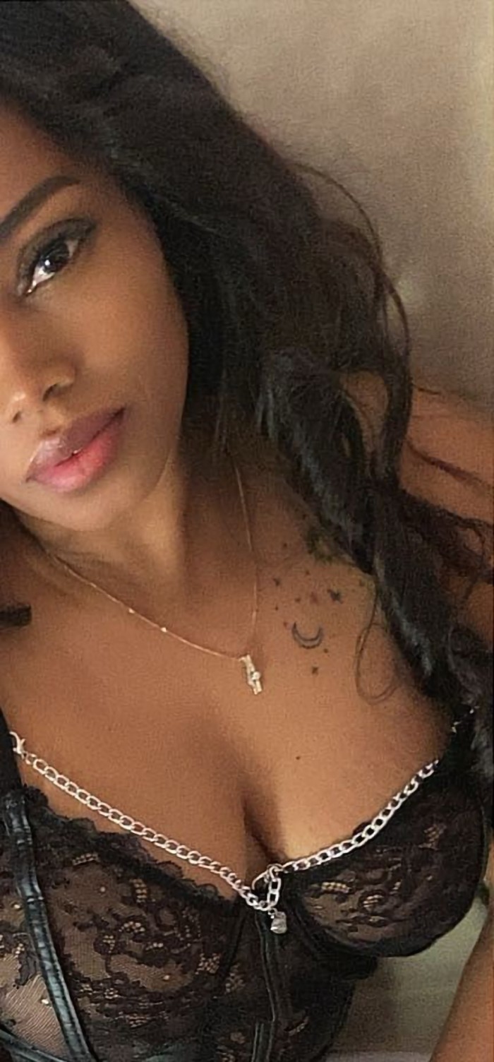 Morenita pequeña delgadita