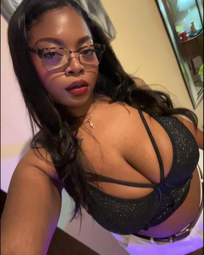 ANGELA TU MORENA COLOMBIANA MUY ATREVIDA