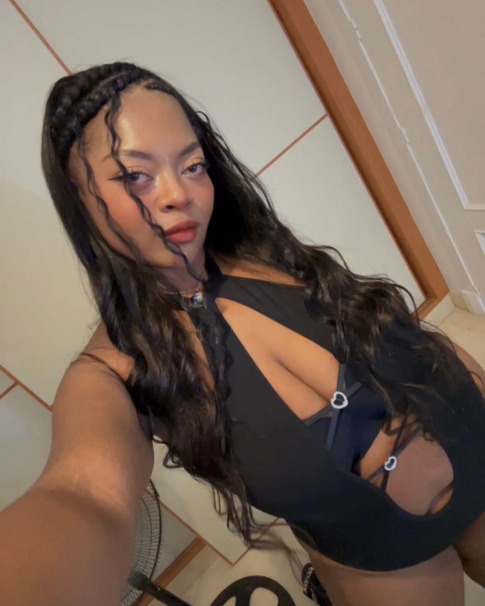 ANGELA TU MORENA COLOMBIANA MUY ATREVIDA
