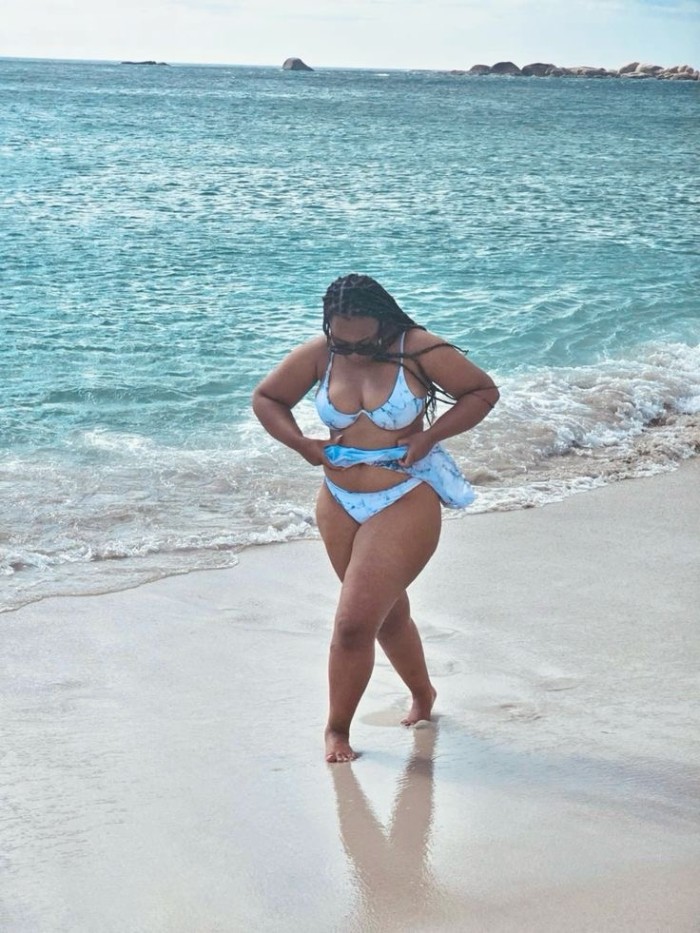Hermosa joven con curvas auténticas