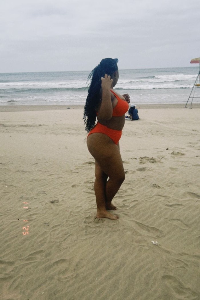 Hermosa joven con curvas auténticas