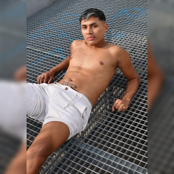 Joven latino CON SITIO Y TAMBIÉN ME DESPLAZÓ 24hs