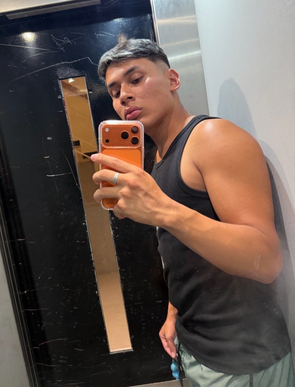 Joven latino CON SITIO Y TAMBIÉN ME DESPLAZÓ 24hs