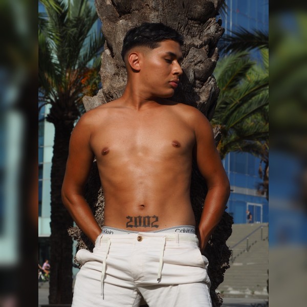 Joven latino CON SITIO Y TAMBIÉN ME DESPLAZÓ 24hs
