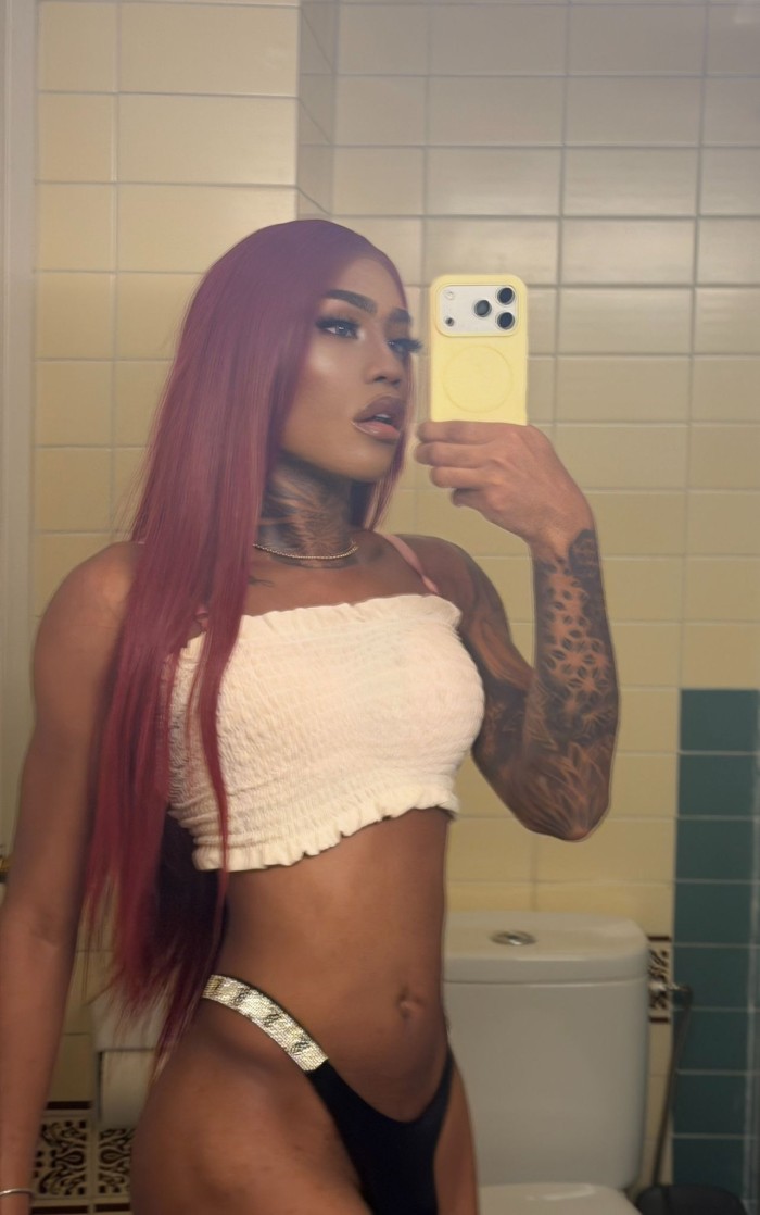 TRANS LECHERA LISTA PARA LLENAR TU CULO TRAGON