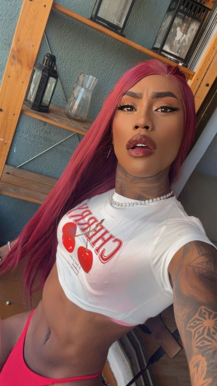 TRANS LECHERA LISTA PARA LLENAR TU CULO TRAGON