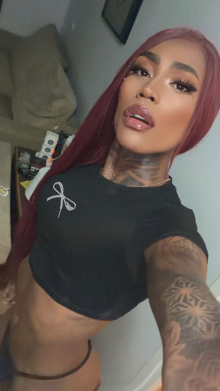 TRANS LECHERA LISTA PARA LLENAR TU CULO TRAGON